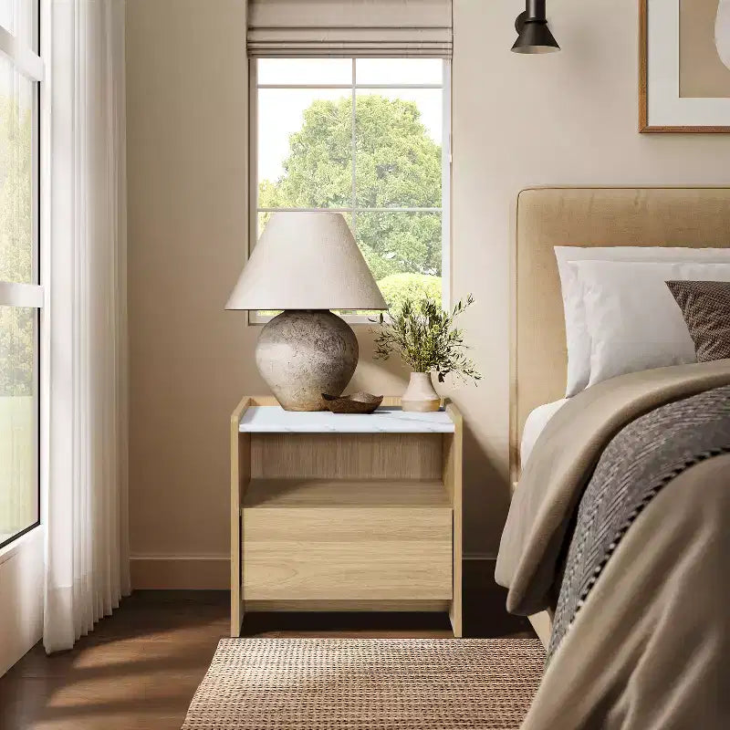 Table de chevet en chêne 23 po avec dessus en faux marbre, table de chevet en bois avec étagère de rangement ouverte, marron