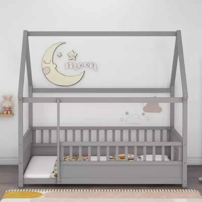 Lit au sol pour tout-petit grandeur nature avec cadre de toit en forme de maison et clôture, lit Montessori moderne avec barrières de sécurité pour chambre à coucher