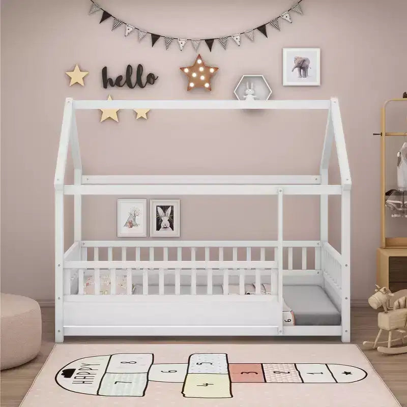 Lit au sol pour tout-petit grandeur nature avec cadre de toit en forme de maison et clôture, lit Montessori moderne avec barrières de sécurité pour chambre à coucher